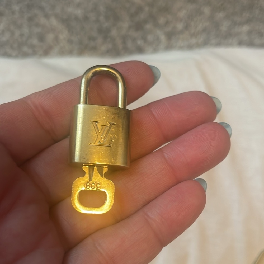 Authentic!!! Louis Vuitton Lock and Key Set! 301, 309, 330 - Picture 5 of 15